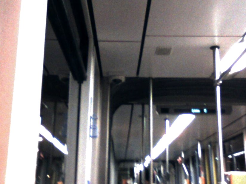 Kamera im Straßenbahnwagen 472, von hinten fotografiert