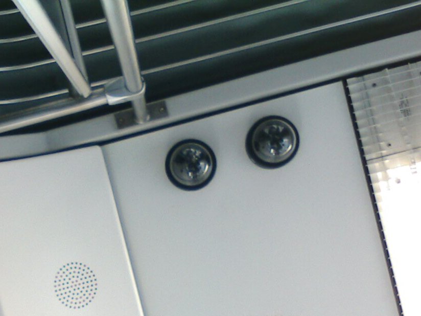 Doppelkamera im Straßenbahnwagen 634, von unten fotografiert